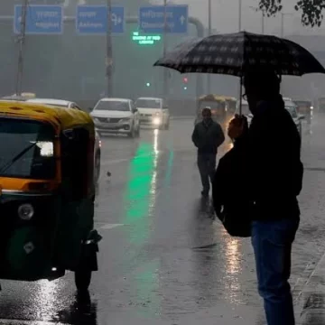 Delhi: Rain with thunderstorms, lightning likely today