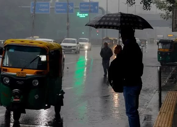 Delhi: Rain with thunderstorms, lightning likely today Delhi: Rain with thunderstorms, lightning likely today