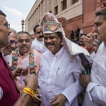 BJP MPs felicitate former education minister Dharmendra Pradhan In Parliament BJP MPs felicitate former education minister Dharmendra Pradhan In Parliament