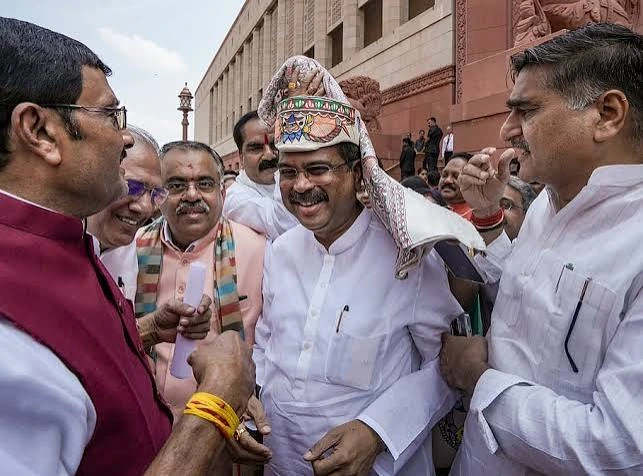 BJP MPs felicitate former education minister Dharmendra Pradhan In Parliament BJP MPs felicitate former education minister Dharmendra Pradhan In Parliament