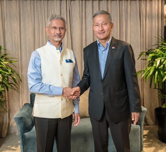 EAM Dr S Jaishankar meets Singapore counterpart ahead of India-Singapore Ministerial Roundtable EAM Dr S Jaishankar meets Singapore counterpart ahead of India-Singapore Ministerial Roundtable