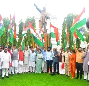 Delhi: CM Rekha Gupta, MLAs participate in Tiranga Yatra at Assembly premises Delhi: CM Rekha Gupta, MLAs participate in Tiranga Yatra at Assembly premises