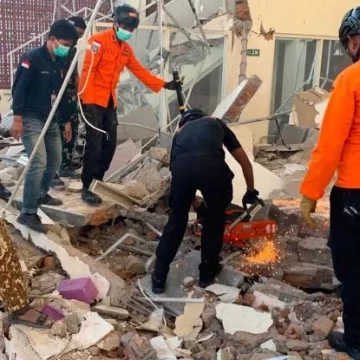 Thousands displaced by deadly earthquake In Indonesia as rescue efforts continue Thousands displaced by deadly earthquake In Indonesia as rescue efforts continue