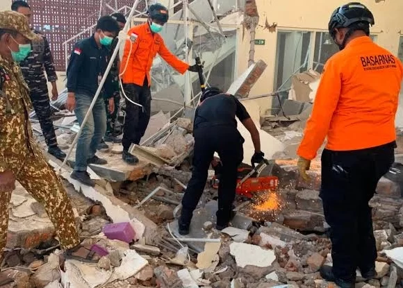 Thousands displaced by deadly earthquake In Indonesia as rescue efforts continue Thousands displaced by deadly earthquake In Indonesia as rescue efforts continue