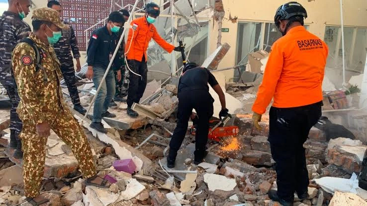 Thousands displaced by deadly earthquake In Indonesia as rescue efforts continue Thousands displaced by deadly earthquake In Indonesia as rescue efforts continue