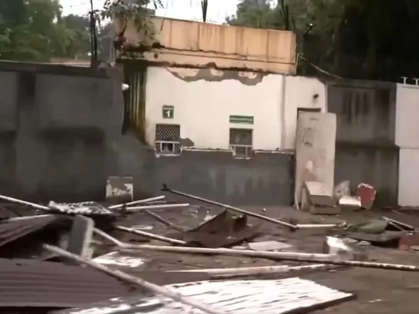 Unauthorised structures outside Pakistan High Commission pulled down in Delhi Unauthorised structures outside Pakistan High Commission pulled down in Delhi