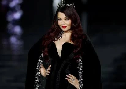 Aishwarya stuns at Paris Fashion Week Aishwarya stuns at Paris Fashion Week