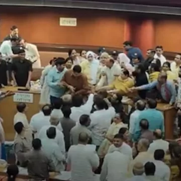 Delhi pollution debate turns ugly as BJP- AAP clash erupts in MCD House Delhi pollution debate turns ugly as BJP- AAP clash erupts in MCD House