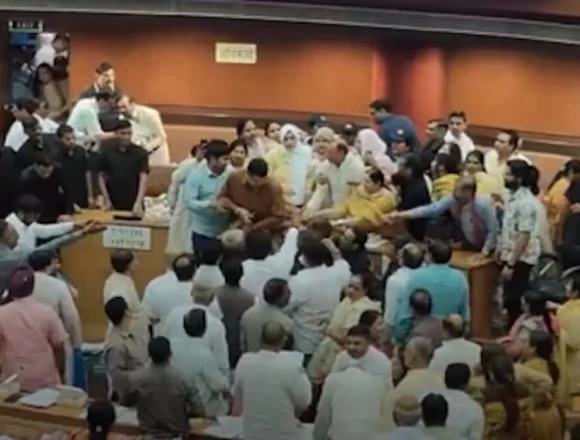 Delhi pollution debate turns ugly as BJP- AAP clash erupts in MCD House Delhi pollution debate turns ugly as BJP- AAP clash erupts in MCD House