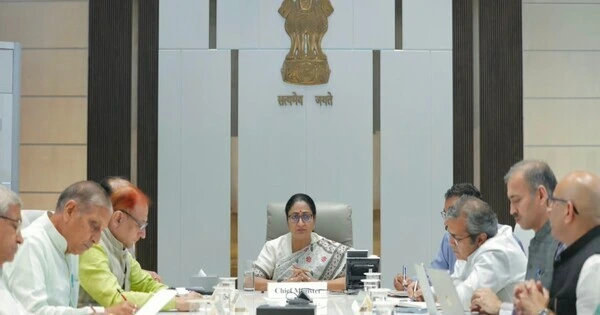 Delhi CM Rekha Gupta directs night-time cleaning in colonies, markets ahead of Diwali Delhi CM Rekha Gupta directs night-time cleaning in colonies, markets ahead of Diwali