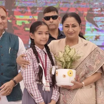 Delhi CM announces ₹1,370 DBT payment for MCD school students