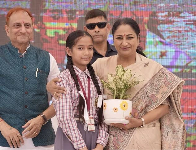 Delhi CM announces ₹1,370 DBT payment for MCD school students Delhi CM announces ₹1,370 DBT payment for MCD school students